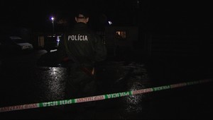 Neznámy muž sa vlámal do areálu a postrelil SBS-kára