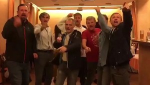 Koniec basketbalovej rozprávky. Čechov famózne hecovali aj herci z Dejvic