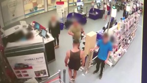 Muž napadol v obchodnom dome štyroch ľudí