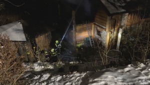 Rozsiahly požiar v chatovej oblasti: Vyše 30 hasičov zasahovalo v mraze a snehu