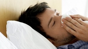 Muž potláčal kýchnutie viac ako 30 rokov. Nález v jeho krku ho presvedčil o tom, aby s tým nadobro skoncoval