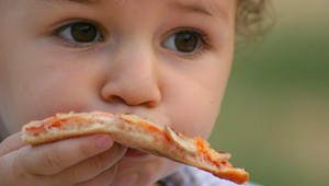 Dcérke dal ochutnať pizzu, jej reakcia baví internet: Ten výraz hovorí za všetko!