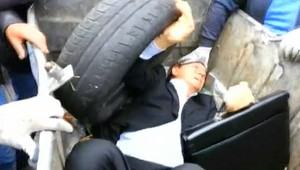 Rozvášnený dav ukázal svoju silu, politik skončil v koši