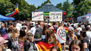 VIDEO: Pochody Dúhový PRIDE aj Hrdí na rodinu zaplnili ulice Bratislavy