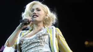 Gwen Stefani vyzerá po plastikách ako iná žena, ale čo to má na hlave? Horší účes ešte nemala!