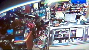 AUTENTICKÉ ZÁBERY: Pick-up zaparkoval v obchode