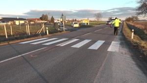 Na priechode zrazilo auto 13-ročné dievča. Má vážne zranenú hlavu