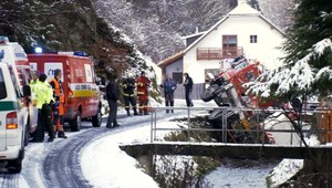 Vodič plošiny nezvládol riadenie, s ťažkým vozidlom spadol do potoka
