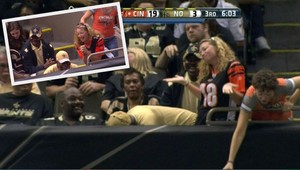 Ale nie! Hráč hodil loptu sexi fanúšičke, grobian vedľa nej nebral ohľady!