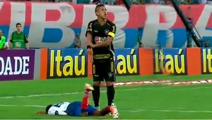 Drevený futbalista - pri finte si zlomil ruku!