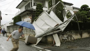 Tornádo v Japonsku pozametalo parkovisko pred supermarketom