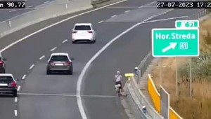 VIDEO: Nemala motor, len odvahu. Cyklistka sa vybrala na diaľnicu