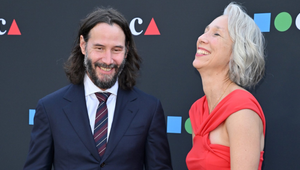 Všetky pohľady na červenom koberci boli na nich: Čo je na Keanu Reevesovi a jeho priateľke také zaujímavé?