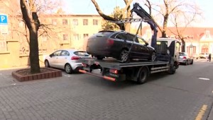 Polícia zrušila obvinenie mužovi, ktorý nechal v aute dieťa a odtiahli ho