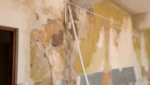 Deti musia byť doma. Pre zle opravenú strechu od polovice augusta vytopilo školu už šesťkrát