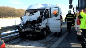 Dodávka narazila do hasičov a policajtov, vodič zomrel