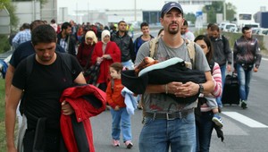 Do Nickelsdorfu dorazili ďalšie stovky utečencov, odvážajú ich vlakmi