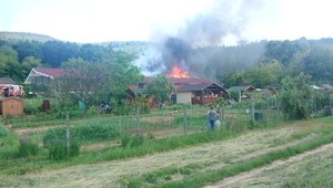 Výrobcov syntetických drog prezradil výbuch v ich výrobnej hale