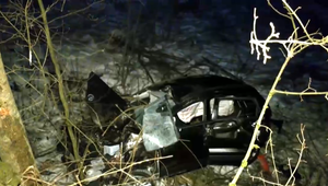 Smrteľná nehoda: Muž stratil kontrolu nad vozidlom a narazil do stromov