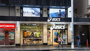 Absurdný hacking: 9 hodín išlo na reklamnej obrazovke obchodného domu porno