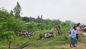 V Bangladéši sa prevrátil nákladiak so stopármi, zahynulo najmenej 15 ľudí
