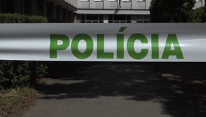 Postrelený väzenský strážnik zomrel v nemocnici, prípad vyšetruje inšpekcia