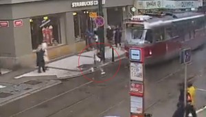 Dievča prebiehalo cez koľaje, električka ju odhodila niekoľko metrov. Autentické VIDEO z Prahy!