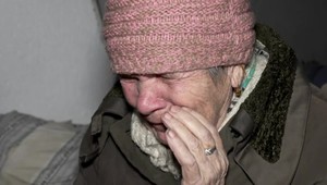 Takmer 90-ročná babka už vyše mesiac sedí v úkryte, ruské bombardovanie jej nedovoľuje vyjsť von