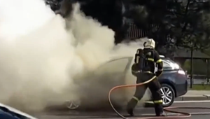 Elektromobily robia hasičom ťažkú hlavu. Ich hasenie je náročné, po požiari idú na odpis