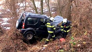 Matka so synom (22) havarovali, žena vyliezla po strmom zráze