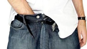 Muž predviedol v krčme sexuálne divadlo, pred chlapmi masturboval