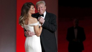 VIDEO: Prvý tanec nového prezidenta USA s manželkou skôr pobavil, ako dojal