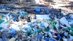 Koryto rieky Topľa zaplavilo tak, že na niektorých miestach kvôli odpadu nie je vidno vodu