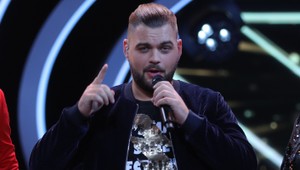 TOTO budú Bokiho fanúšičky dlho rozdýchavať: Horúce dotyky a bozky so sexi blondínkou!