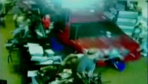 Dosť drsné parkovanie. Starenka v cadillacu vpálila do obchodu!