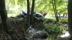 Mladí ľudia zranení pri nehode: Auto v šmyku narazilo do stromov