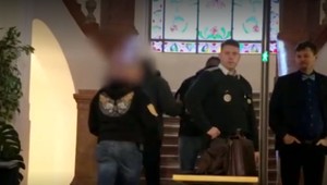 Súd rozhodol o väzbe pre advokáta a muža, ktorých zadržali pri razii NAKA. Podvodmi mali oberať ľudí v núdzi