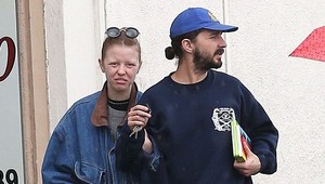 Shia LaBeouf na prechádzke s manželkou. Je odporná, tvrdia jeho fanúšičky
