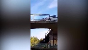 VIDEO: Situácia, ktorá mnohým vyrazila dych. Vodič vyšiel s autom na lávku pre chodcov