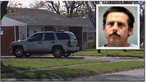 Drzý zlodej. Sadol si na gauč a zapálil si sviečky