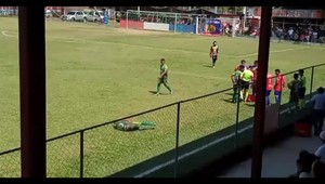 Hanba na sto rokov! Futbalista predviedol simulovanie na zaplakanie