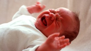 Matka udusila novorodeniatko a hodila ho do kríkov