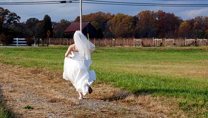 Spevák nezniesol kritiku, dobodal svadobčanov