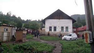 Starší muži si užívali s dievčatami z Nálepkova, jedno malo len 13 rokov