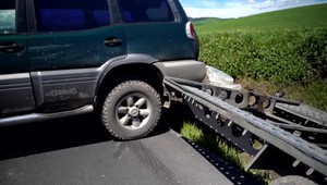 Muž na SUV si neskoro všimol osobné auto, ktoré odbočovalo. V ňom sedela tehotná žena