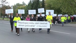 Pochod nepočujúcich. S prekážkami sa stretávajú všade