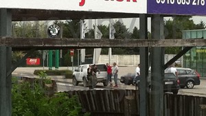 Auto podnikateľa pod paľbou. Strelci použili protipancierovú päsť