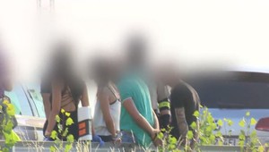 Policajná razia na starej seneckej ceste. Zadržali dvoch mužov a ženu