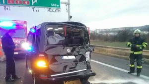 Hromadná nehoda na D2. Diaľnicu museli uzatvoriť