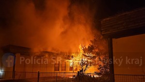 Obyvateľov Petržalky zobudil v noci požiar. V priestoroch budovy sa nachádzali traja ľudia